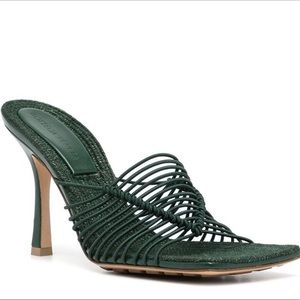 Bottega Veneta elasticized Raffia Mule.